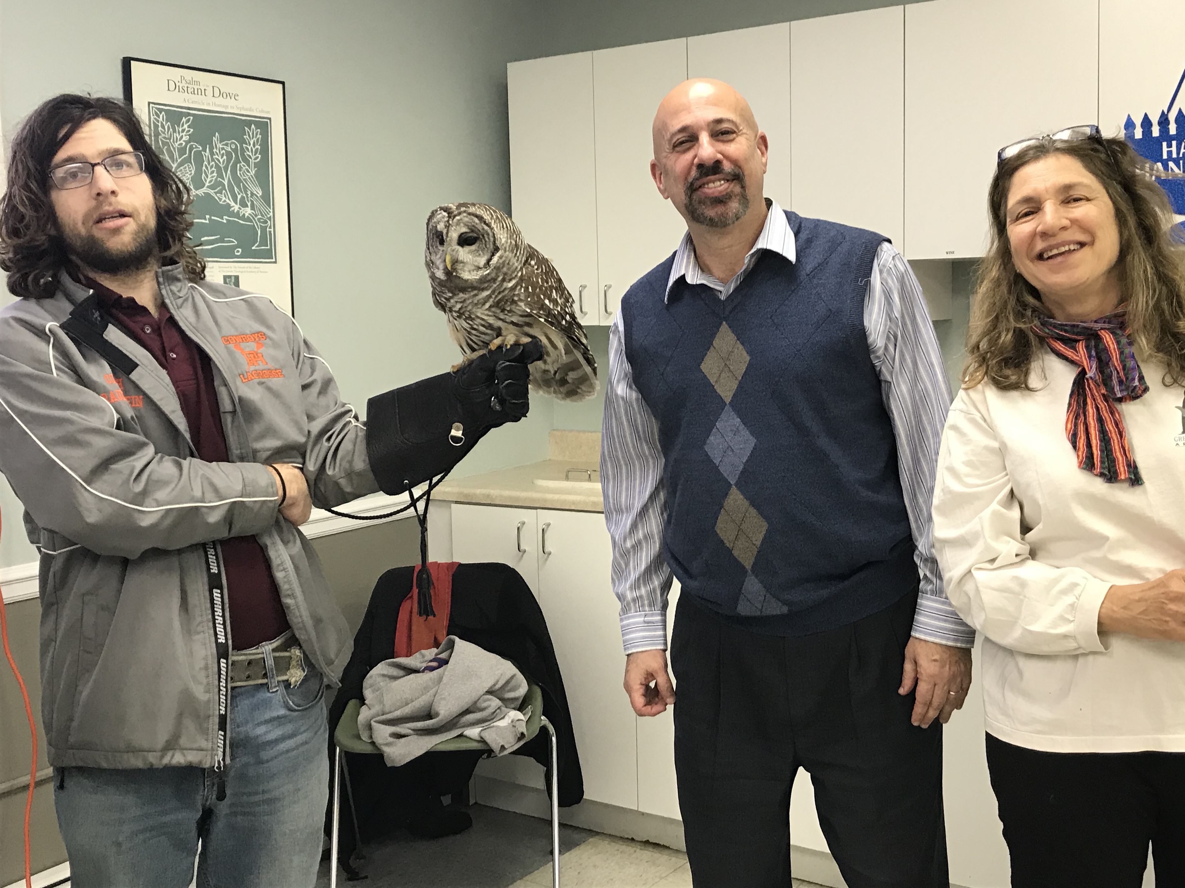 Mitzi (a barred owl) and her human Alex visited the Mitzvah Mall to teach us about the Tenafly Nature center. Rabbi Schwartz and Lauren Rowland grabbed a photo opportunity.